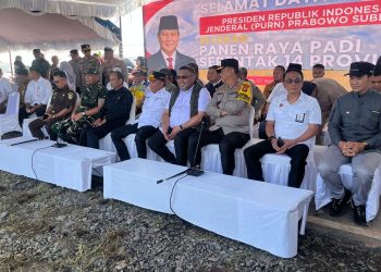 Kabag SDM Polresta Palangka Raya Kompol Suyatno, mewakili Kapolresta Palangka Raya Kombes Pol Dedy Supriadi, S.I.K, M.H., menghadiri kegiatan panen raya padi serentak di Desa Pantik, Kecamatan Pandih Batu, Kabupaten Pulang Pisau, Senin, (7/4/2025).