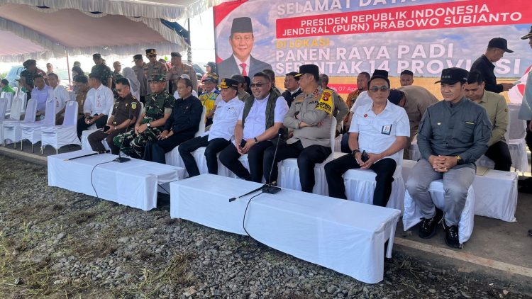 Kabag SDM Polresta Palangka Raya Kompol Suyatno, mewakili Kapolresta Palangka Raya Kombes Pol Dedy Supriadi, S.I.K, M.H., menghadiri kegiatan panen raya padi serentak di Desa Pantik, Kecamatan Pandih Batu, Kabupaten Pulang Pisau, Senin, (7/4/2025).