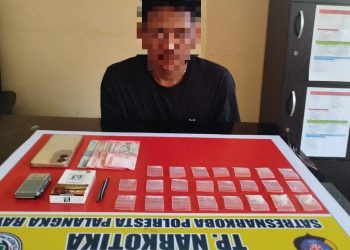 Seorang pria berinisial Mn alias Amat Waluh (56) diamankan dengan barang bukti puluhan paket diduga narkotika jenis sabu.