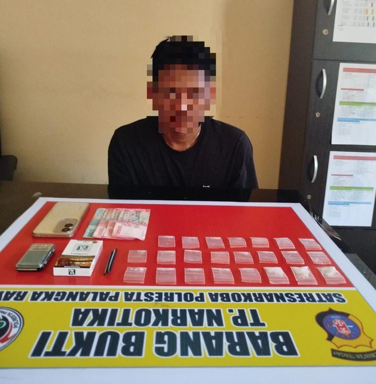 Seorang pria berinisial Mn alias Amat Waluh (56) diamankan dengan barang bukti puluhan paket diduga narkotika jenis sabu.