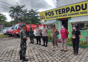 Personel TNI dari Koramil 1016-06/Kurun Kodim 1016/Palangka Raya bersama dengan Polres Gunung Mas dan instansi terkait melaksanakan apel pengecekan dilanjutkan pengaturan arus balik di jalan poros Kabupaten Gunung Mas, Provinsi Kalimantan Tengah, Senin (07/04/2025).