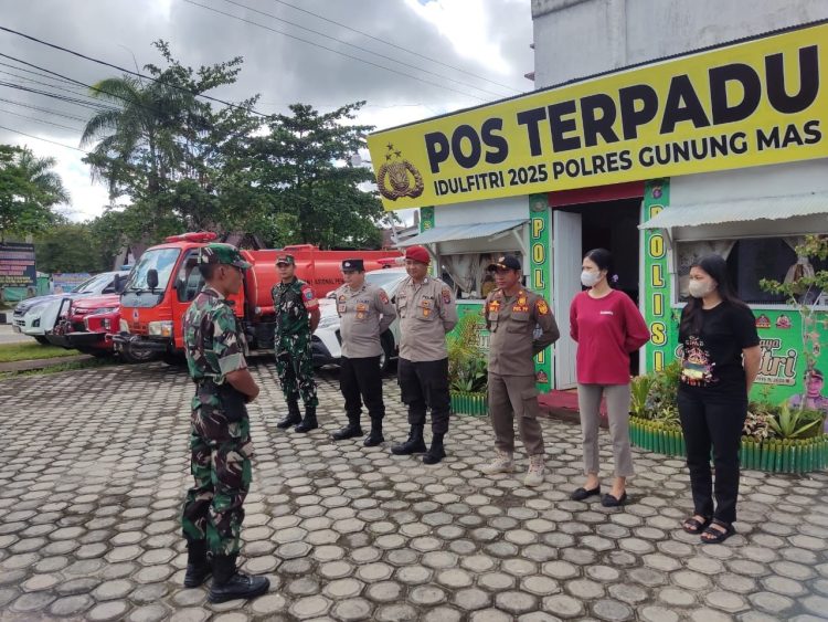 Personel TNI dari Koramil 1016-06/Kurun Kodim 1016/Palangka Raya bersama dengan Polres Gunung Mas dan instansi terkait melaksanakan apel pengecekan dilanjutkan pengaturan arus balik di jalan poros Kabupaten Gunung Mas, Provinsi Kalimantan Tengah, Senin (07/04/2025).