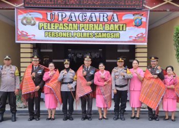Upacara yang dimulai pukul 08.10 WIB ini dipimpin langsung oleh Kapolres Samosir, AKBP Rina Frillya, S.I.K, dan turut dihadiri oleh pejabat utama Polres, Bhayangkari Cabang Samosir, personel Polres, ASN, serta keluarga purnawirawan.