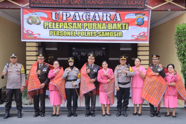 Upacara yang dimulai pukul 08.10 WIB ini dipimpin langsung oleh Kapolres Samosir, AKBP Rina Frillya, S.I.K, dan turut dihadiri oleh pejabat utama Polres, Bhayangkari Cabang Samosir, personel Polres, ASN, serta keluarga purnawirawan.