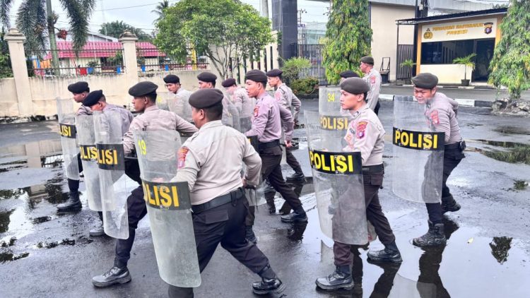 Satuan Samapta (Satsamapta) Polresta Palangka Raya, Polda Kalteng menggelar latihan Pengendalian Massa (Dalmas) sebagai upaya untuk meningkatkan kemampuan para personel kesatuannya, Rabu (9/4/2025) pagi.