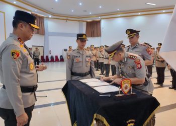 Kapolda Kalimantan Tengah (Kalteng) Irjen Pol Iwan Kurniawan memimpin langsung upacara serah terima jabatan (Sertijab) tiga pejabat utama dan tujuh Kapolres jajaran Polda Kalteng, bertempat di Gedung Graha Bhayangkara, Mapolda setempat, Rabu (9/4/2025) pagi.