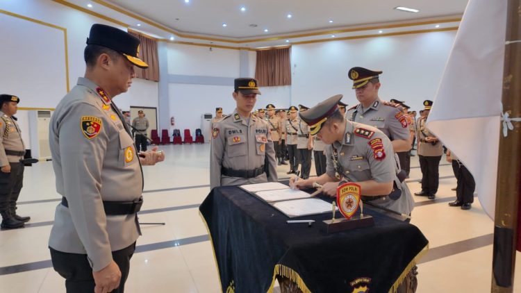 Kapolda Kalimantan Tengah (Kalteng) Irjen Pol Iwan Kurniawan memimpin langsung upacara serah terima jabatan (Sertijab) tiga pejabat utama dan tujuh Kapolres jajaran Polda Kalteng, bertempat di Gedung Graha Bhayangkara, Mapolda setempat, Rabu (9/4/2025) pagi.