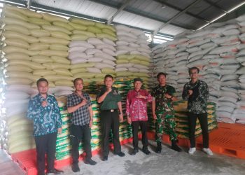 Pasi Teritorial Kodim 1016/Plk Mayor Inf I Made Iwan Swastika beserta anggota mendampingi serta meninjau Gudang Perusahaan Umum Badan Urusan Logistik (Perum Bulog) Kantor Wilayah Kalimantan Tengah yang ada di Jalan Tjilik Riwut Km. 7, Kelurahan Bukit Tunggal, Kecamatan Jekan Raya, Kota Palangka Raya Jum,at (11/4/2025).