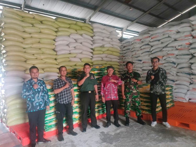 Pasi Teritorial Kodim 1016/Plk Mayor Inf I Made Iwan Swastika beserta anggota mendampingi serta meninjau Gudang Perusahaan Umum Badan Urusan Logistik (Perum Bulog) Kantor Wilayah Kalimantan Tengah yang ada di Jalan Tjilik Riwut Km. 7, Kelurahan Bukit Tunggal, Kecamatan Jekan Raya, Kota Palangka Raya Jum,at (11/4/2025).