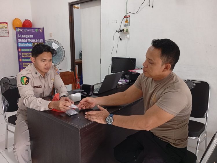 Pemeriksaan kesehatan rutin diruang lobi Mapolresta setempat, Jum’at (11/4/2025).