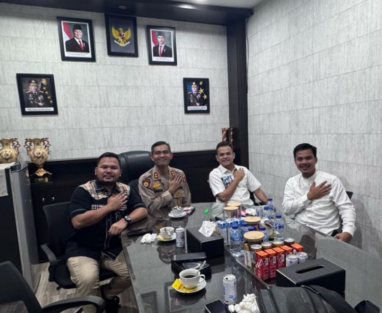 FOTO BERSAMA: Kunjungan Ketua DPP Elang 3 Hambalang Pebriyan Winaldi (kedua dari kanan) dan rombongan ke Kapolres Kampar Kapolres Kampar AKBP Miwardi Mirwan, SH. S.I.K M.M. (Foto. Dok/Elang 3 Hambalang)