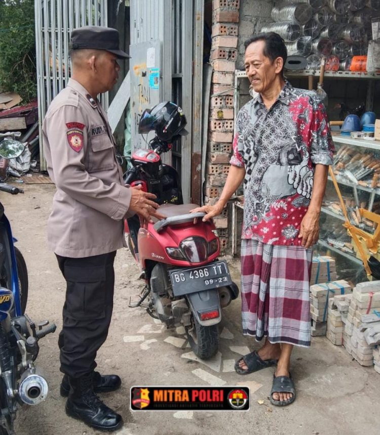 Polsek Tanjung Batu melakukan patroli rutin dan menyampaikan himbauan Kamtibmas kepada warga di Kecamatan Tanjung Batu. Kegiatan tersebut dilaksanakan pada Jumat (11/04/2025) sekitar pukul 09.45 WIB, menyasar titik-titik strategis seperti Simpang Desa Tanjung Pinang, Desa Limbang Jaya I, dan Simpang Desa Tanjung Laut.