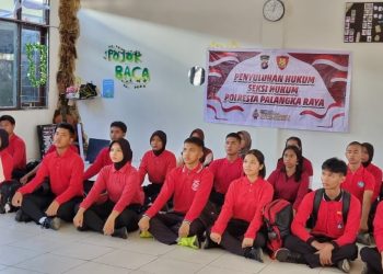 Personel Polresta Palangka Raya melaksanakan kegiatan penyuluhan hukum di SMAN-2 Palangka Raya, Sabtu (12/4/2025).
