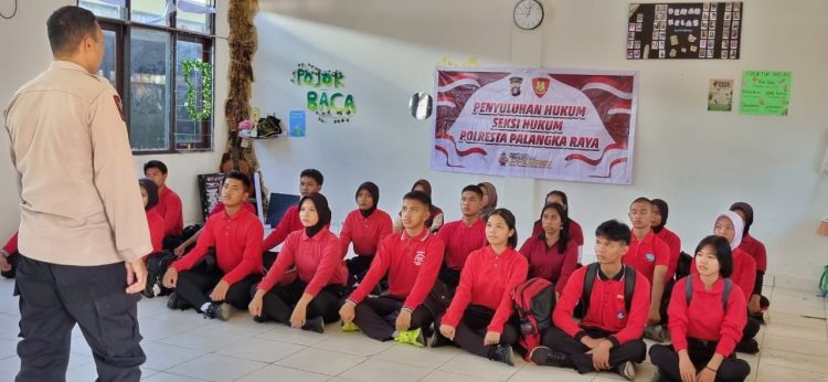 Personel Polresta Palangka Raya melaksanakan kegiatan penyuluhan hukum di SMAN-2 Palangka Raya, Sabtu (12/4/2025).