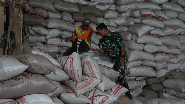 Kodim 1016/Plk melaksanakan Pendampingan Bulog Kanwil Kalteng merupakan bentuk dukungan TNI dalam mewujudkan Ketahanan Pangan Nasional dalam hal ini mengecek langsung keadaan lokasi penyerapan dan penggilingan gabah bertempat di Desa Belanti, Kabupaten Pulang Pisau, Kalimantan Tengah. Jumat (11/4/2025).