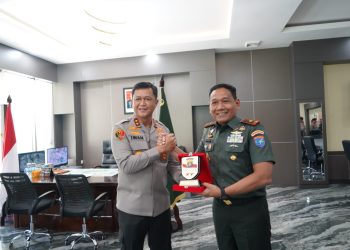 Komandan Korem (Danrem) 102/Pjg Brigjen TNI Wimoko S.E., M.Si, menerima kunjungan silahturahmi Kapolda Kalteng, Irjen Pol Iwan Kurniawan bertempat di ruang kerja Danrem 102/Pjg, Palangka Raya, Kalimantan Tengah. Senin (14/4/25).