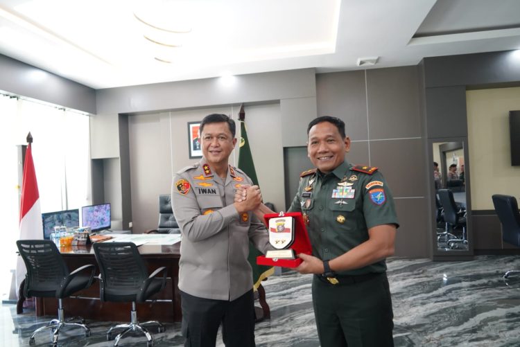 Komandan Korem (Danrem) 102/Pjg Brigjen TNI Wimoko S.E., M.Si, menerima kunjungan silahturahmi Kapolda Kalteng, Irjen Pol Iwan Kurniawan bertempat di ruang kerja Danrem 102/Pjg, Palangka Raya, Kalimantan Tengah. Senin (14/4/25).