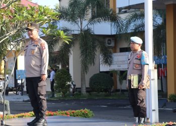 Wakapolresta Palangka Raya AKBP Moch Isharyadi Fitriawan, S.I.K., M.H. memberikan arahan kepada seluruh personel yang tengah bersiap menjalankan tugas rutin, Senin (14/4/2025).