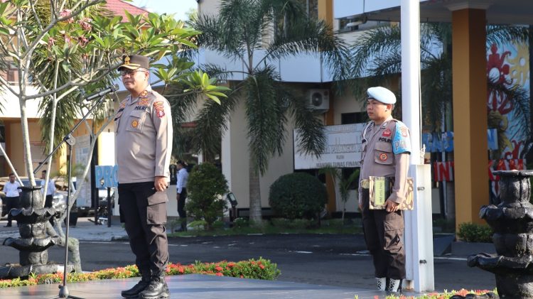 Wakapolresta Palangka Raya AKBP Moch Isharyadi Fitriawan, S.I.K., M.H. memberikan arahan kepada seluruh personel yang tengah bersiap menjalankan tugas rutin, Senin (14/4/2025).