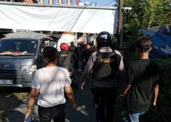 Polsek Wenang Polresta Manado mengamankan lokasi kejadian penganiayaan yang terjadi pada Minggu pagi (13/4/2025) sekitar pukul 07.00 WITA, bertempat di Lingkungan III, Kelurahan Lawangirung, Kecamatan Wenang, Kota Manado