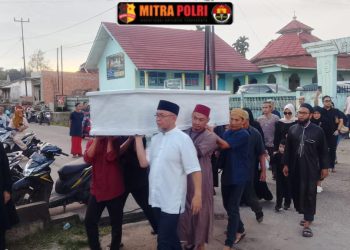 personel Polsek Tanjung Batu turut mengusung dan mengantar jenazah salah satu warga hingga ke tempat peristirahatan terakhir. Kegiatan kemanusiaan ini berlangsung pada Senin, 14 April 2025, di Desa Tanjung Pinang, Kecamatan Tanjung Batu, Kabupaten Ogan Ilir.