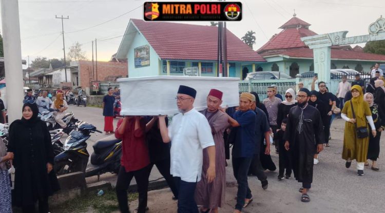 personel Polsek Tanjung Batu turut mengusung dan mengantar jenazah salah satu warga hingga ke tempat peristirahatan terakhir. Kegiatan kemanusiaan ini berlangsung pada Senin, 14 April 2025, di Desa Tanjung Pinang, Kecamatan Tanjung Batu, Kabupaten Ogan Ilir.