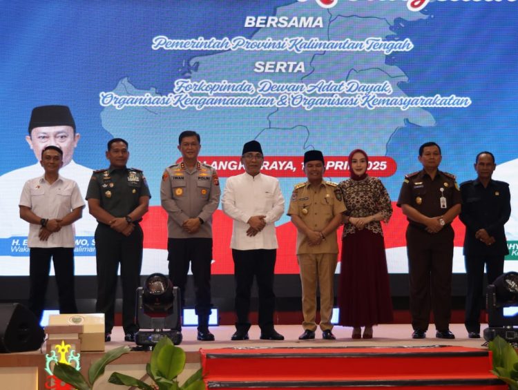 Dalam menghadiri kegiatan yang dilaksanakan di Aula Jayang Tingang, Kantor Gubernur Kalteng, Kapolda didampingi oleh Wakapolda Kalteng, Brigjen Pol Rakhmad Setyadi dan sejumlah pejabat utama Polda Kalteng.