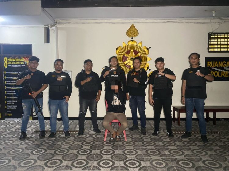Sekitar pukul 01.00 WITA, Tim 2 Patroli Tarsius Presisi Polres Bitung yang dipimpin oleh AIPDA Angky Koagow, berhasil mengamankan seorang anak muda yang kedapatan membawa senjata tajam (sajam) saat melintas di kompleks Patung Kuda.