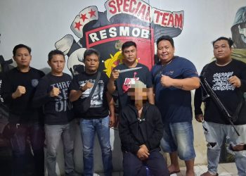Dalam peristiwa yang terjadi Selasa malam itu, seorang nelayan berinisial DB (48) ditangkap polisi usai menyerang dua orang yang tak lain adalah istrinya sendiri dan seorang pria lain yang dicurigai memiliki hubungan dengan sang istri.