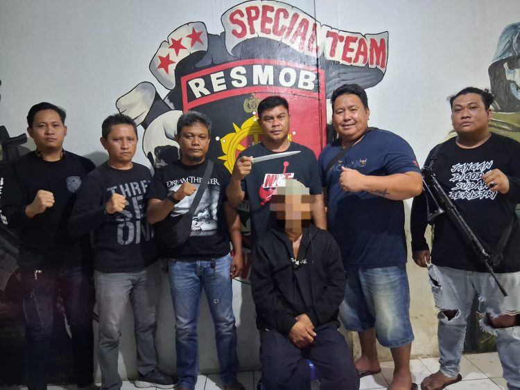 Dalam peristiwa yang terjadi Selasa malam itu, seorang nelayan berinisial DB (48) ditangkap polisi usai menyerang dua orang yang tak lain adalah istrinya sendiri dan seorang pria lain yang dicurigai memiliki hubungan dengan sang istri.