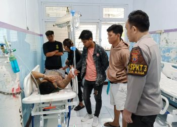 Informasi yang berhasil dirangkum dilapangan, korban dianiaya oleh orang yang tak dikenal dengan menggunakan senjata tajam dan memakai pakaian jaket hoodie di salah satu parkiran hotel.