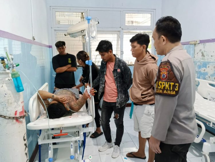 Informasi yang berhasil dirangkum dilapangan, korban dianiaya oleh orang yang tak dikenal dengan menggunakan senjata tajam dan memakai pakaian jaket hoodie di salah satu parkiran hotel.