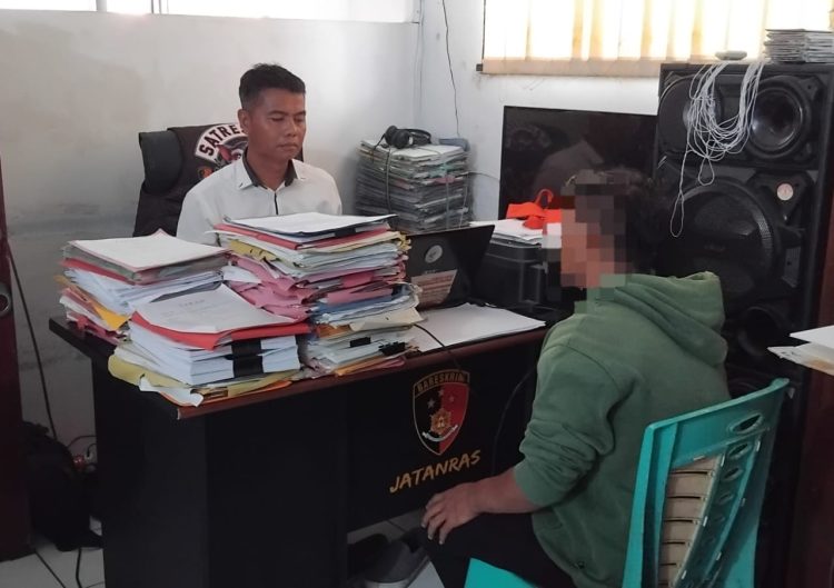 Tim 1 Patroli Tarsius Presisi Polres Bitung bergerak cepat mengamankan seorang pria berinisial RR (24), pelaku penganiayaan terhadap dua warga di Kompleks Tinombala, Kelurahan Pateten Tiga, Kecamatan Maesa, Kota Bitung.