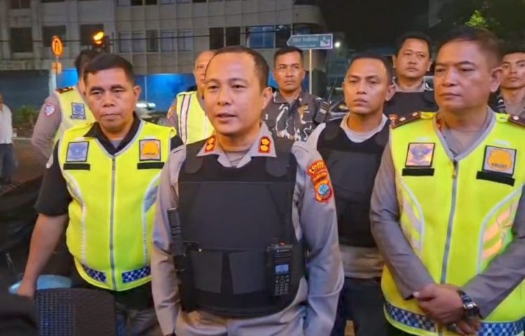 Kegiatan Patroli diawali dengan Apel kesiapan yang di Pimpin Kapolres Bitung AKBP ALBERT ZAI.,SIK. MH bertempat di Aspol Pinokalan pukul 20.00 wita, sebelum melaksanakan kegiatan Kapolres memberikan Arahan terkait teknis pelaksanaan Patroli dan memimpin doa agar diberi kelancaran dalam pelaksanaan tugas.