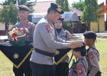 Kapolda Kalimatan Tengah (Kalteng), Irjen Pol Iwan Kurniawan, S.IK., M.Si. resmi menutup pembinaan tradisi (bintra) dan pembaretan personel Ditsamapta angkatan 52 Polisi laki-laki (Polki) dan 56 Polisi wanita (Polwan) di Lapangan Ditsamapta, Jl. Tjilik Riwut Km 6,5, Kota Palangka Raya, Rabu (16/4/2025) pagi.
