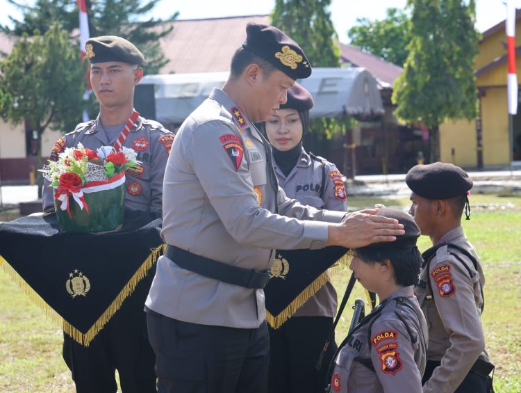Kapolda Kalimatan Tengah (Kalteng), Irjen Pol Iwan Kurniawan, S.IK., M.Si. resmi menutup pembinaan tradisi (bintra) dan pembaretan personel Ditsamapta angkatan 52 Polisi laki-laki (Polki) dan 56 Polisi wanita (Polwan) di Lapangan Ditsamapta, Jl. Tjilik Riwut Km 6,5, Kota Palangka Raya, Rabu (16/4/2025) pagi.
