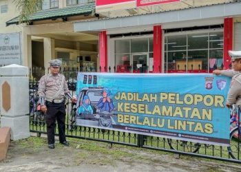 Satuan Lalu Lintas (Satlantas) Polresta Palangka Raya melaksanakan kegiatan pemasangan spanduk himbauan Kamseltibcarlantas (Keamanan, Keselamatan, Ketertiban dan Kelancaran Lalu Lintas), Rabu (16/4/2025).