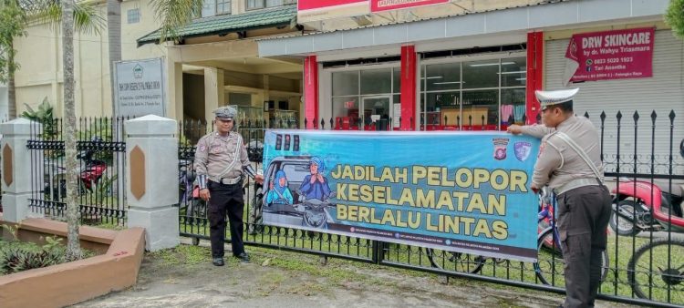 Satuan Lalu Lintas (Satlantas) Polresta Palangka Raya melaksanakan kegiatan pemasangan spanduk himbauan Kamseltibcarlantas (Keamanan, Keselamatan, Ketertiban dan Kelancaran Lalu Lintas), Rabu (16/4/2025).