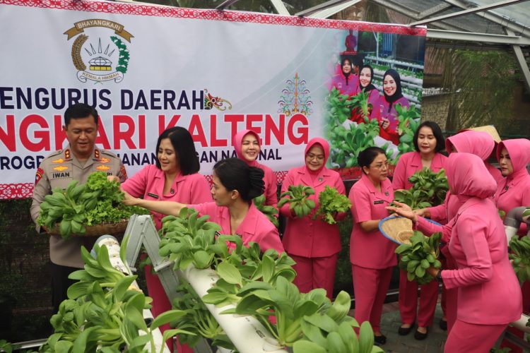 Kegiatan tersebut dipimpin langsung oleh Kapolda Kalteng, Irjen Polisi Iwan Kurniawan, didampingi Ketua Bhayangkari Daerah Kalteng, Ny. drg. Irene Dewayani Iwan Kurniawan, Wakapolda Kalteng, Brigjen Pol Dr. Rakhmad Setyadi dan sejumlah pejabat utama Polda Kalteng.