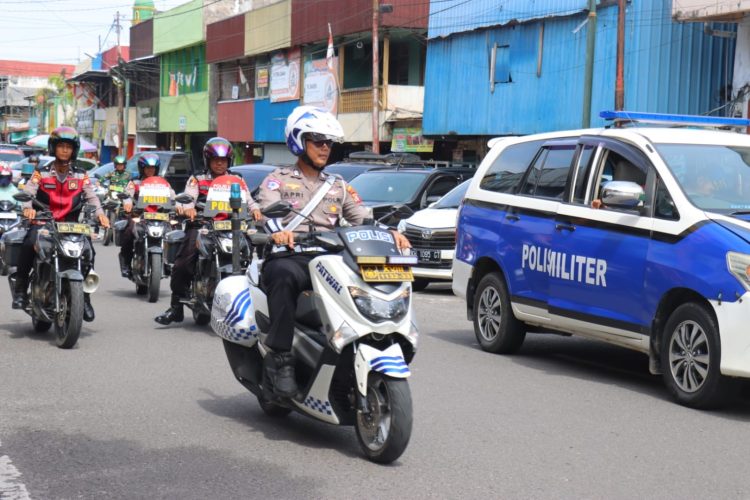 Personel Satuan Brimob Polda Kalteng bersama personel gabungan, terdiri dari anggota Polres Kobar, POM TNI AD, dan Kodim 1014/Pangkalan Bun melaksanakan patroli di seputaran wilayah di Pangkalan Bun, Kamis (17/04/2025).