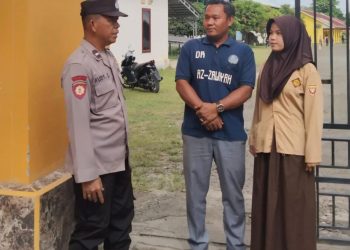 Unit Patroli Polsek Tanjung Batu melaksanakan patroli dialogis di Sekolah Azawiyah Tanjung Batu pada Kamis pagi, pukul 09.15 WIB. Kegiatan ini bertujuan untuk memberikan edukasi serta menyampaikan pesan-pesan keamanan dan ketertiban masyarakat (Kamtibmas).