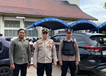 Personel Polresta Palangka Raya melaksanakan pengamanan kegiatan ibadah Jumat Agung Tahun 2025 yang berlangsung di Gereja Eka Sinta Menteng, Jalan G. Obos IIIA, Kelurahan Menteng, Kecamatan Jekan Raya, Kota Palangka Raya, Jumat (18/4/2025).