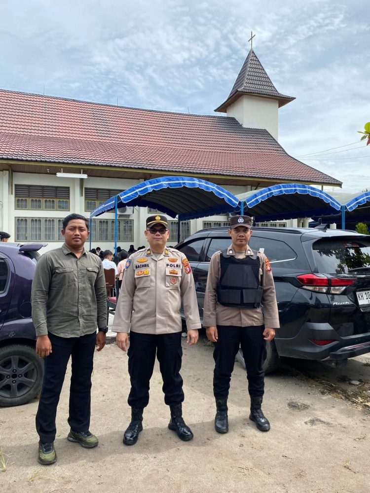 Personel Polresta Palangka Raya melaksanakan pengamanan kegiatan ibadah Jumat Agung Tahun 2025 yang berlangsung di Gereja Eka Sinta Menteng, Jalan G. Obos IIIA, Kelurahan Menteng, Kecamatan Jekan Raya, Kota Palangka Raya, Jumat (18/4/2025).