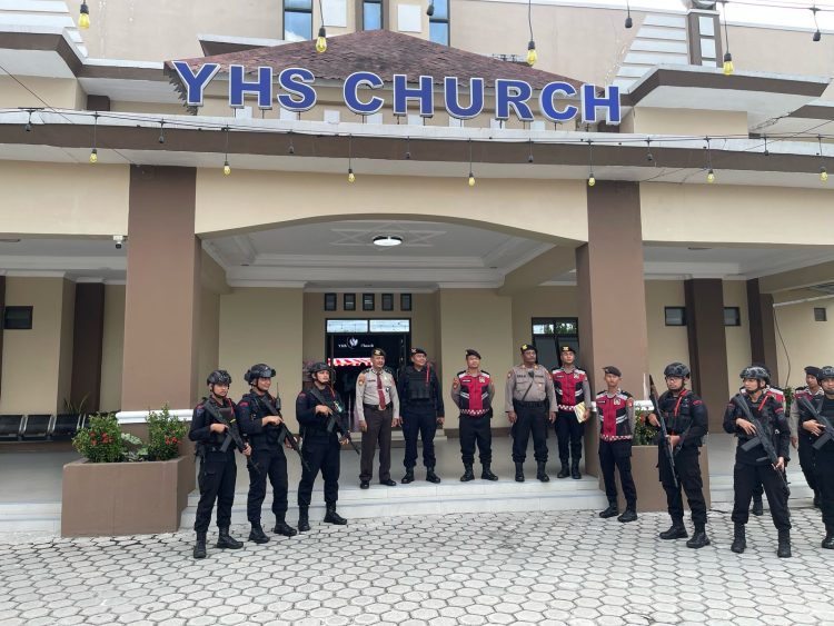 Ditsamapta Polda Kalteng melaksanakan pengamanan ibadah Jumat Agung di sejumlah gereja yang tersebar di Kota Palangka Raya, Jumat (18/4/2025) sore.