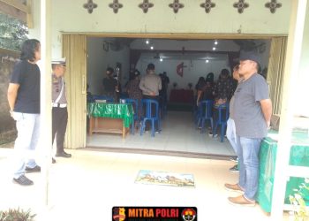 Polres Ogan Ilir bersama Polsek Indralaya memberikan perhatian penuh terhadap kegiatan perayaan Wafat Isa Almasih yang berlangsung di Gereja Methodist Indonesia (GMI), Desa Payakabung, Kecamatan Indralaya Utara, pada Jumat (18/04/2025).