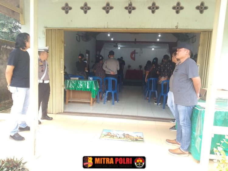 Polres Ogan Ilir bersama Polsek Indralaya memberikan perhatian penuh terhadap kegiatan perayaan Wafat Isa Almasih yang berlangsung di Gereja Methodist Indonesia (GMI), Desa Payakabung, Kecamatan Indralaya Utara, pada Jumat (18/04/2025).