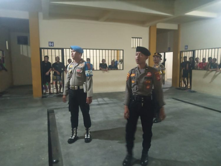 Pengecekan kali ini dilakukan oleh para personel Unit SPKT bersama gabungan piket fungsi pada ruang tahanan Mapolresta Palangka Raya, Jalan Tjilik Riwut Km. 3,5, Kota Palangka Raya, Kalimantan Tengah, Sabtu (19/4/2025) malam.