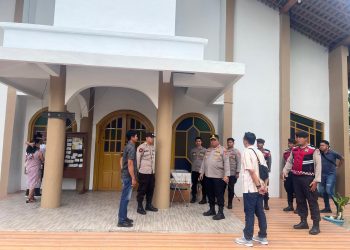 Kapolresta Palangka Raya Kombes Pol. Dedy Supriadi, S.I.K., M.H. turun langsung meninjau sejumlah gereja di wilayah Kota Palangka Raya, Minggu (20/4/2025).