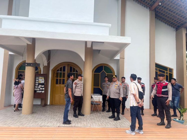 Kapolresta Palangka Raya Kombes Pol. Dedy Supriadi, S.I.K., M.H. turun langsung meninjau sejumlah gereja di wilayah Kota Palangka Raya, Minggu (20/4/2025).