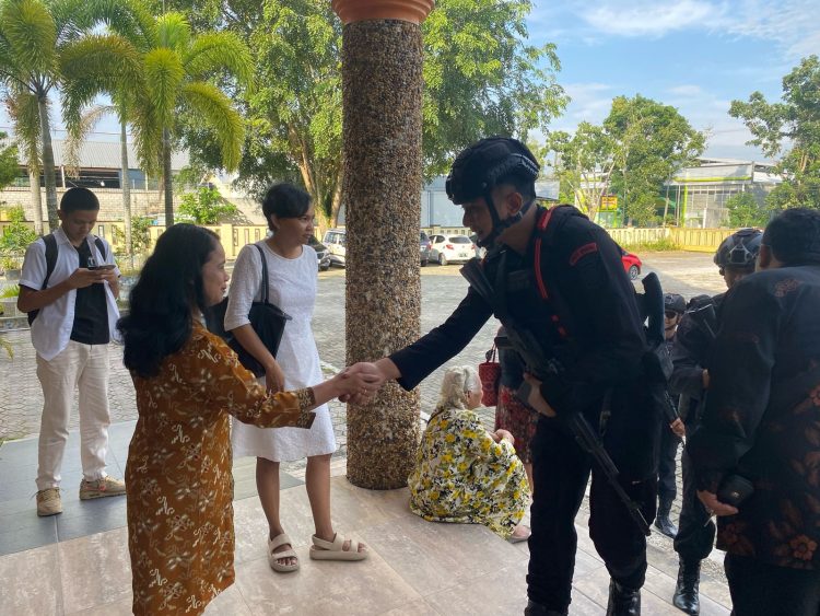 Satuan Brimob Polda Kalimantan Tengah melaksanakan patroli dan pengamanan di berbagai gereja yang tersebar di wilayah Kalimantan Tengah, Minggu (20/04/2025).